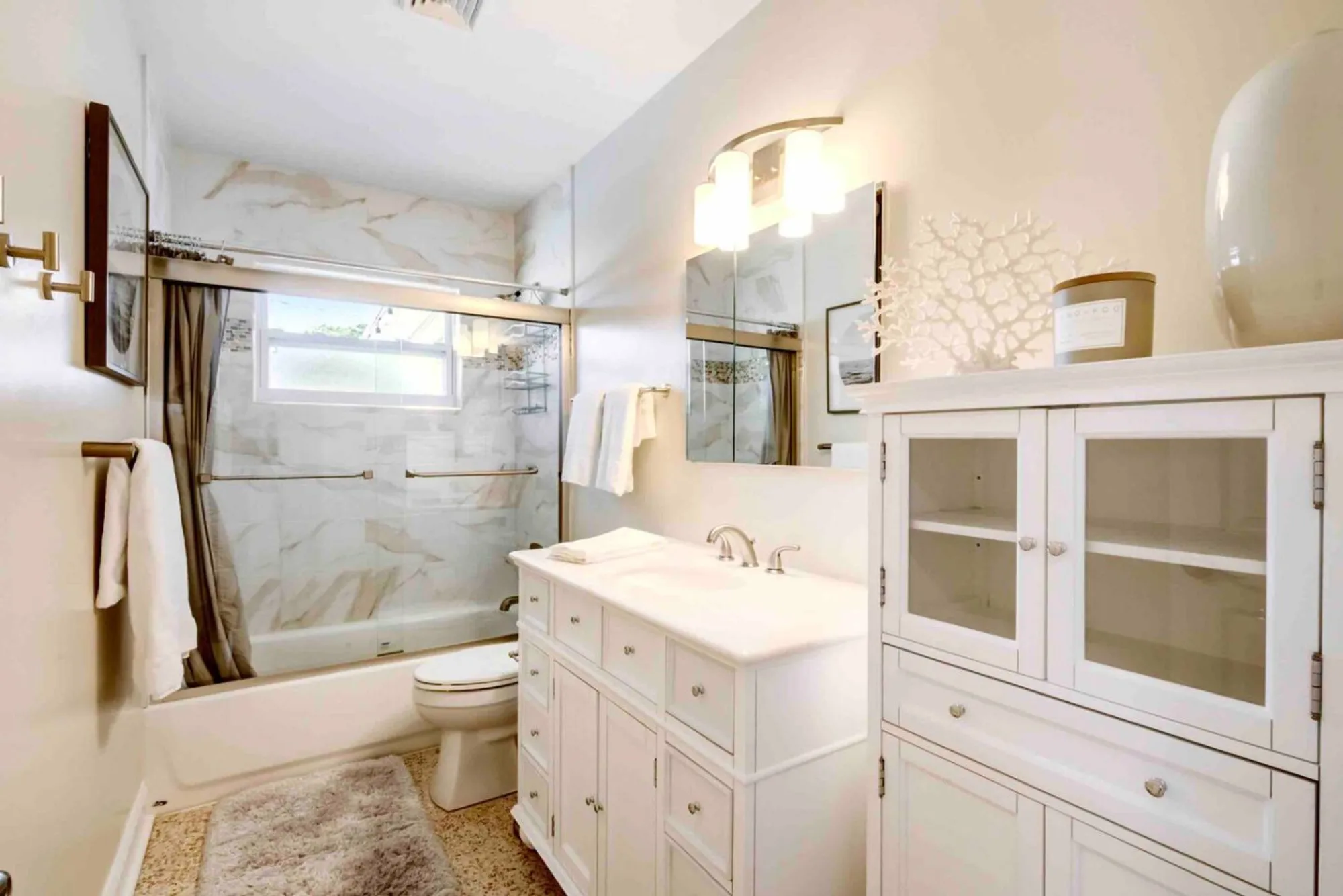 Full Bath - Hallway
